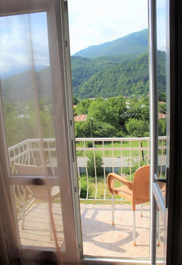 Guest House Racha Ambrolauri Exterior foto